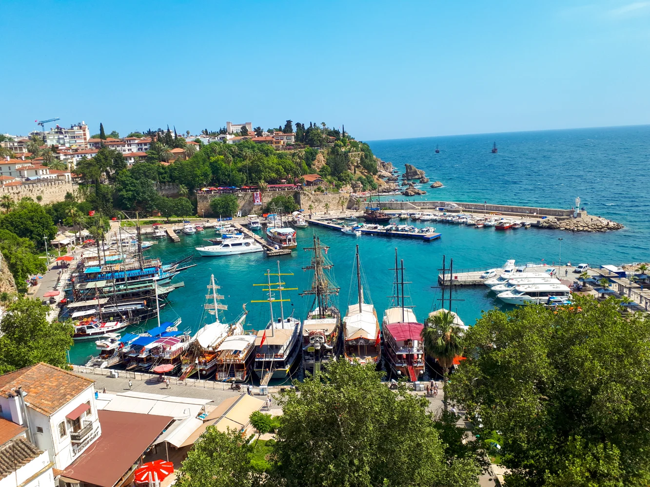 Лодки в гавани старого города Калеичи в Анталье